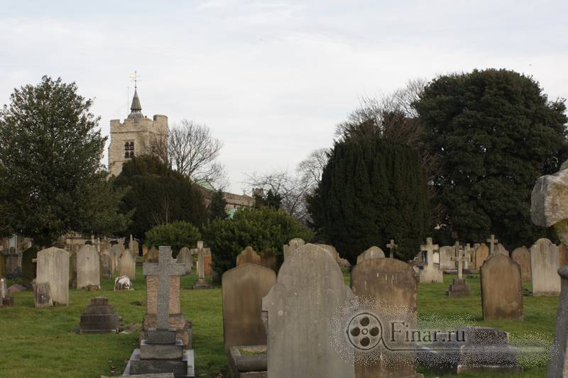 way through Chiswick Parish Church graveyard